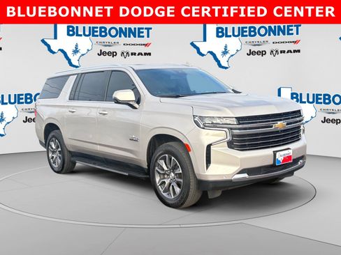 Used 2024 Chevrolet Suburban LT w/ Luxury Package RWD image 3