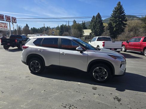 Used 2024 Nissan Rogue SV AWD/4WD image 3