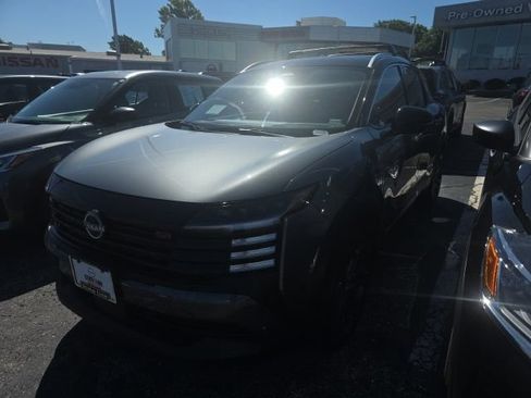 Used 2025 Nissan Kicks SR AWD/4WD image 1
