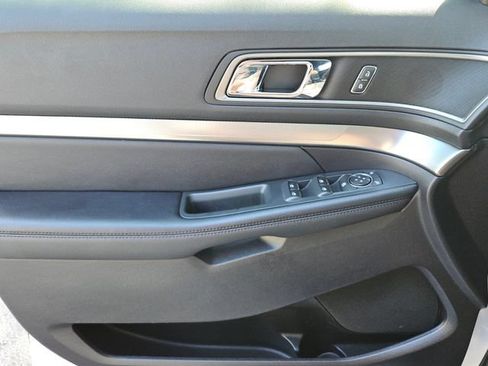 Used 2018 Ford Explorer XLT FWD image 26