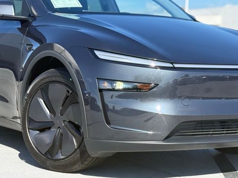 Used 2026 Tesla Model Y AWD image 5