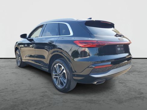 Used 2025 Audi Q5 Premium w/ Convenience Package image 4