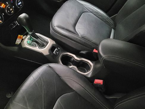 Used 2016 Jeep Renegade Limited image 26