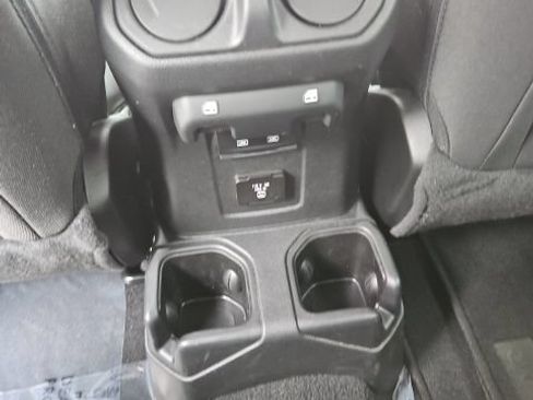 Used 2022 Jeep Gladiator Overland w/ Cold Weather Group AWD/4WD image 26