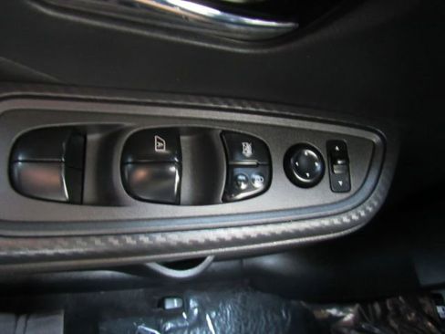 Used 2020 Nissan Versa SV image 31