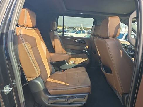 Used 2025 Chevrolet Suburban High Country AWD/4WD image 23