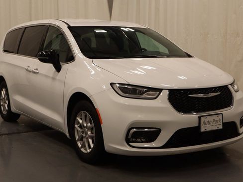 Used 2025 Chrysler Pacifica Select FWD image 3