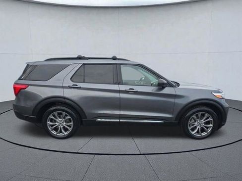 Used 2022 Ford Explorer XLT w/ Equipment Group 202A AWD/4WD image 7
