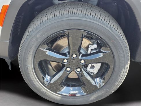 New 2025 Jeep Grand Cherokee L Altitude image 39