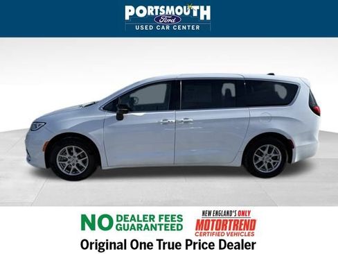 Used 2024 Chrysler Pacifica Touring-L image 2