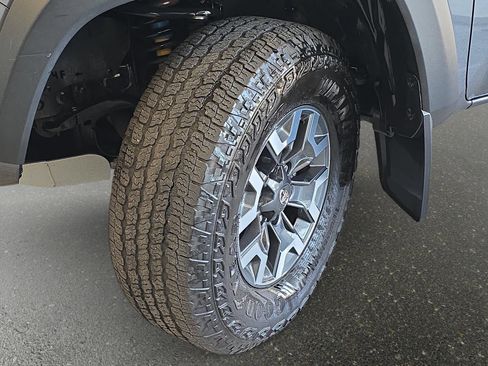 Used 2023 Toyota Tacoma TRD Off-Road w/ Technology Package AWD/4WD image 32