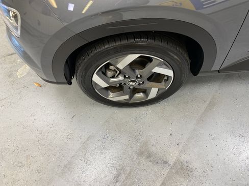 Used 2024 Hyundai Venue SEL image 11