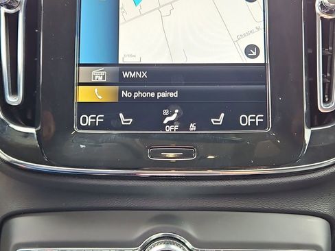 Used 2022 Volvo XC40 T5 Momentum image 18