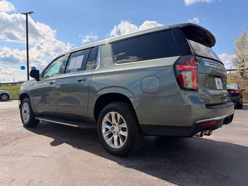 Used 2023 Chevrolet Suburban Premier image 3