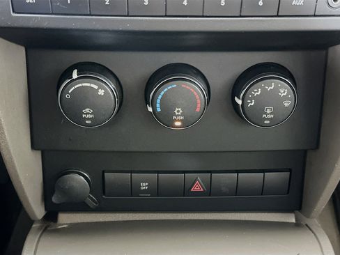 Used 2008 Dodge Nitro SXT RWD image 19