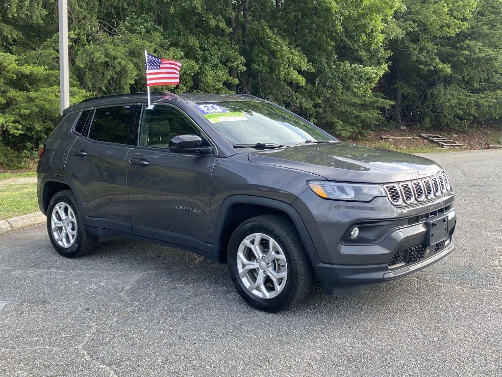 Used 2024 Jeep Compass Latitude AWD/4WD image 6
