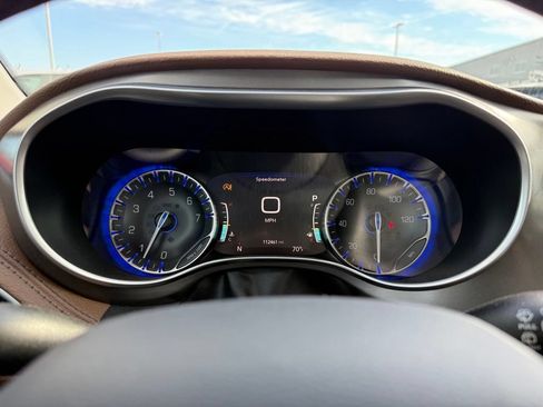 Used 2018 Chrysler Pacifica Limited FWD image 10