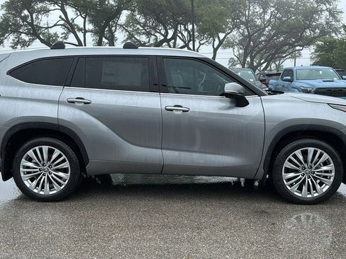 New 2026 Toyota Highlander Platinum AWD/4WD image 10