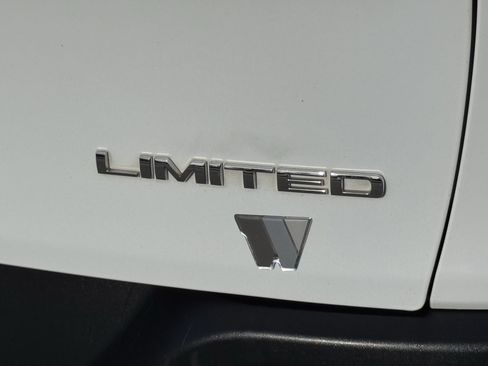 Used 2017 Jeep Cherokee Limited image 42