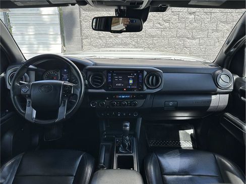 Used 2018 Toyota Tacoma TRD Sport AWD/4WD image 18