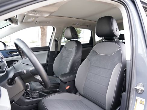 Certified 2024 Volkswagen Taos SE FWD image 10