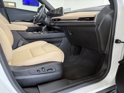 Used 2024 Cadillac XT4 Luxury w/ Cold Weather Package FWD image 27