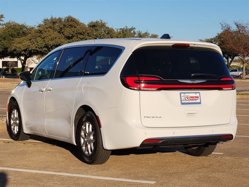 Used 2025 Chrysler Pacifica Select image 4