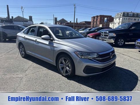 Used 2024 Volkswagen Jetta SE FWD image 2