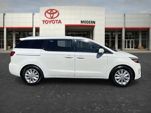 Used 2016 Kia Sedona EX image 4