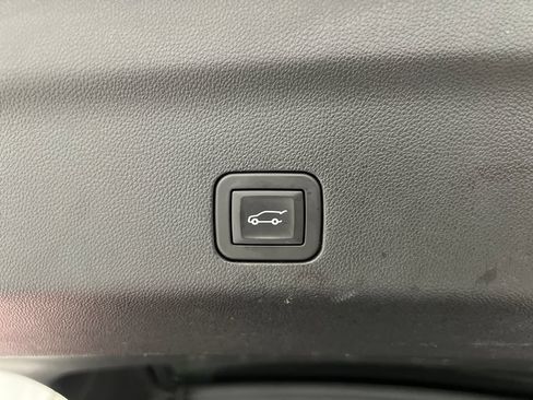 Used 2025 Chevrolet Suburban LT RWD image 46