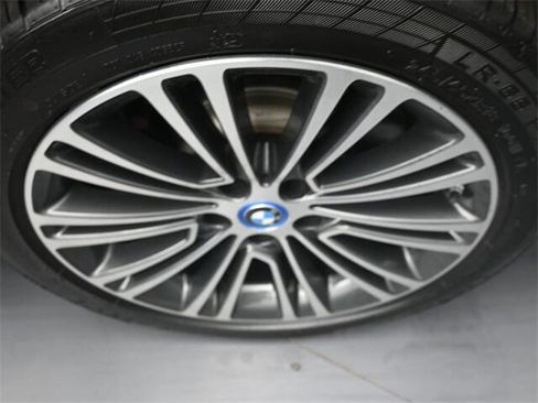 Used 2019 BMW 530e xDrive w/ Convenience Package image 19