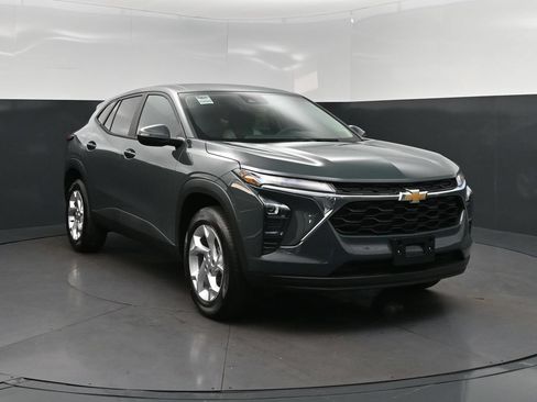 New 2026 Chevrolet Trax LS w/ LS Convenience Package FWD image 9