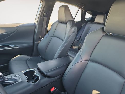 Certified 2024 Toyota Venza XLE image 9