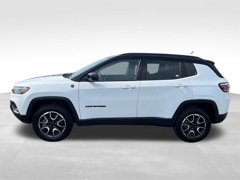 Used 2025 Jeep Compass Trailhawk AWD/4WD image 2