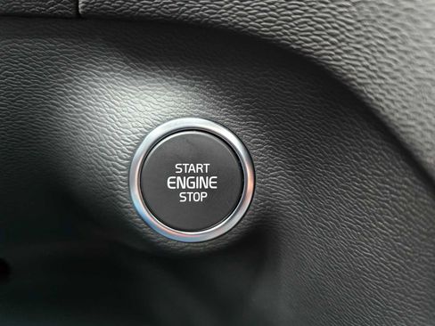 Used 2025 Volvo XC40 B5 Core image 31