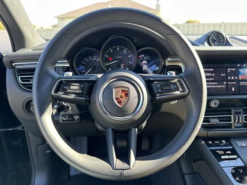 Used 2025 Porsche Macan image 30