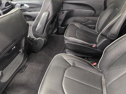 Used 2025 Chrysler Pacifica Premium FWD image 22