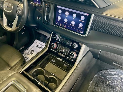 Used 2021 GMC Yukon Denali w/ Denali Premium Package image 17