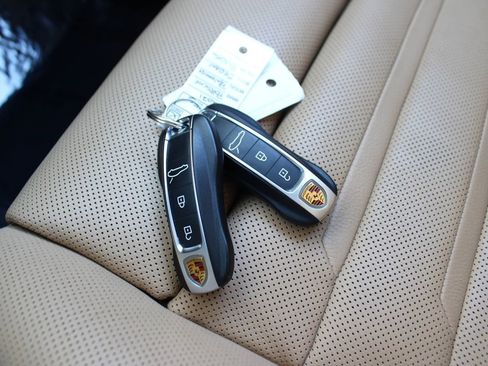 Used 2021 Porsche Panamera w/ Premium Package image 43