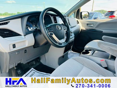 Used 2018 Toyota Sienna LE FWD image 12