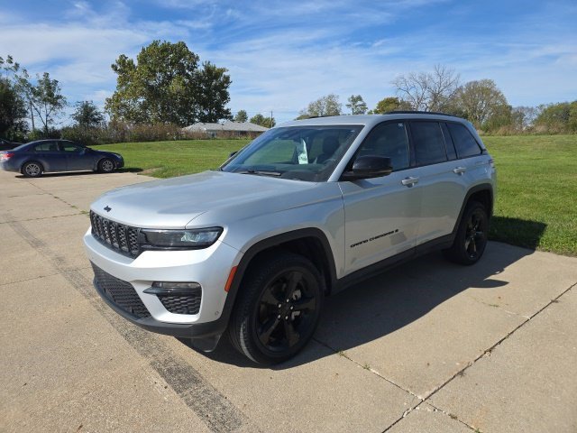 Certified 2024 Jeep Grand Cherokee Limited w/ Luxury Tech Group II AWD/4WD image 3