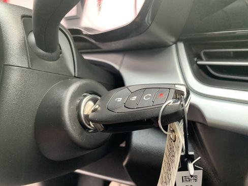 Used 2025 Chevrolet Trax RS w/ Sunroof Package image 17