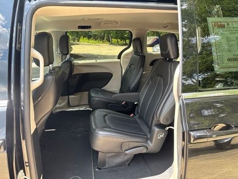 Used 2023 Chrysler Pacifica Touring-L AWD/4WD image 19