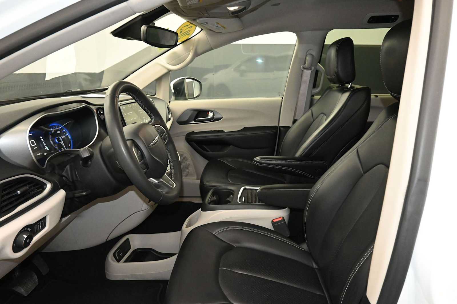 Used 2023 Chrysler Pacifica Touring-L FWD image 16