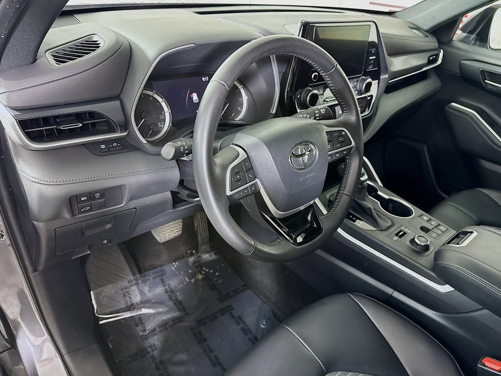 Used 2023 Toyota Highlander XSE AWD/4WD image 19