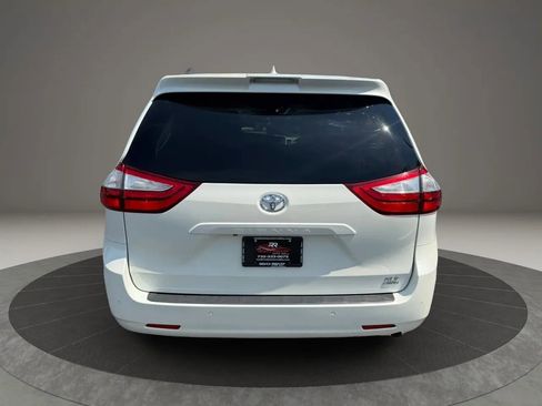 Used 2018 Toyota Sienna XLE w/ XLE Navigation Package AWD/4WD image 8