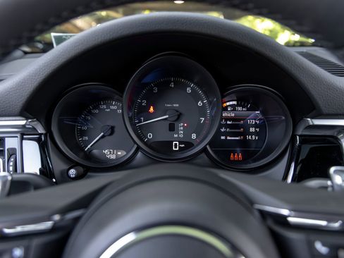 Certified 2025 Porsche Macan AWD/4WD image 33