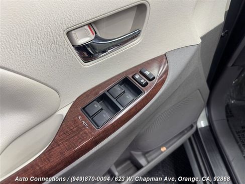 Used 2013 Toyota Sienna XLE image 29