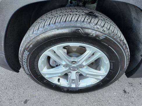 Used 2023 GMC Terrain SLE w/ Driver Convenience Package image 9