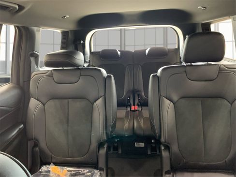 Used 2025 Jeep Grand Cherokee L Altitude image 14